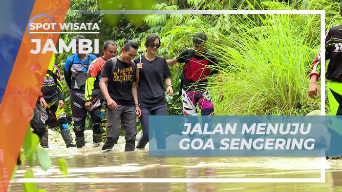 Berjalan Kaki Melewati Sungai Menuju Goa Sengering Jambi