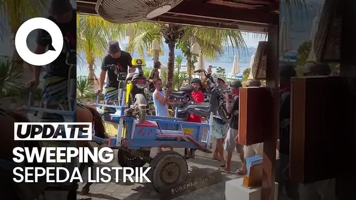 Momen Warga Sweeping Sepeda Listrik di Gili Trawangan