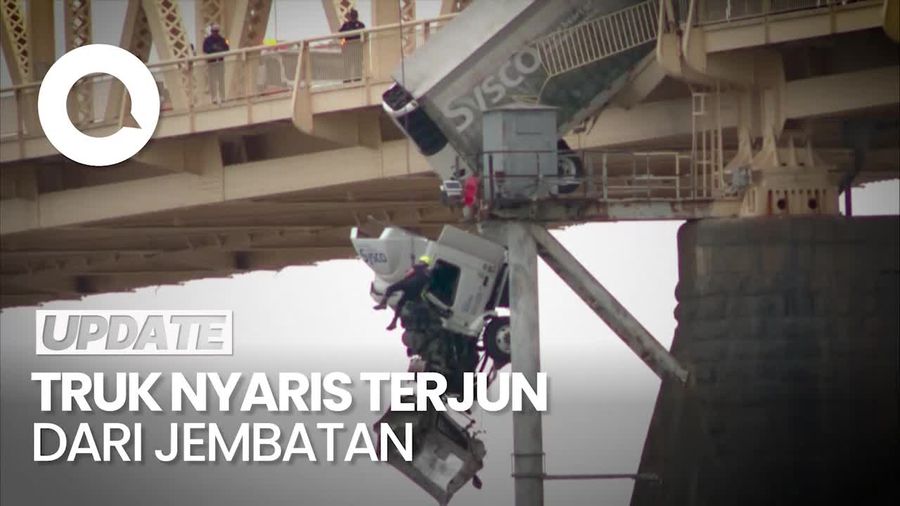 Momen Evakuasi Sopir dari Truk yang Menggantung di Jembatan Louisville AS