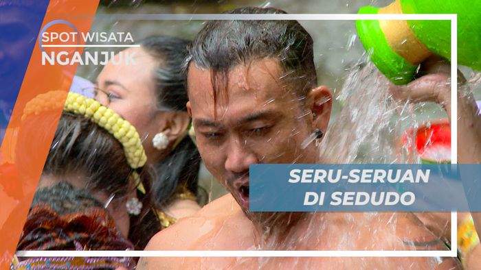 Berbagi Keseruan, Mandi-mandi Menikmati Segarnya Air Terjun Sedudo, Nganjuk