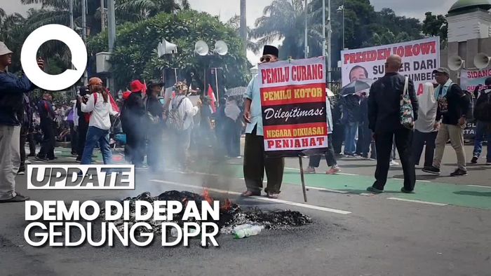 Massa Demo di Depan Gedung DPR Bakar Ban, Jalan Gatsu Arah Slipi Ditutup