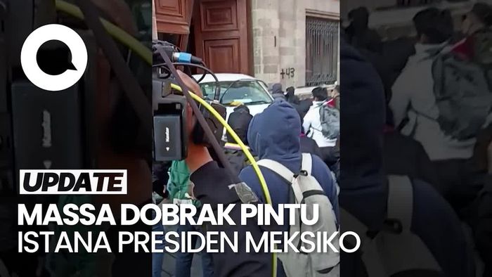 Detik-detik Massa Demo Dobrak Pintu Istana Presiden Meksiko Pakai Pikap