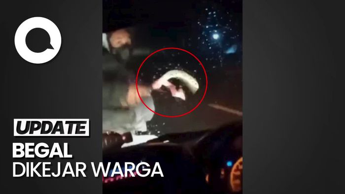 Momen Begal Bercelurit Dikejar Warga hingga Tabrak Palang Perlintasan KA