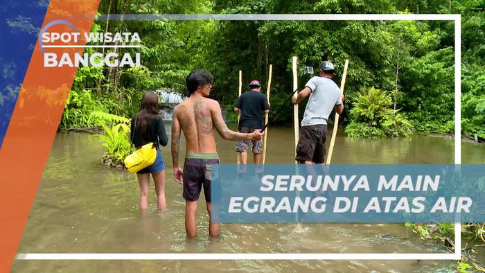 Seru-seruan Menjaga Keseimbangan Bermain Egrang di Air Terjun Leling Banggai 