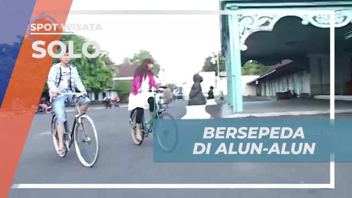 Seru-seruan Bersepeda Keliling Alun-alun Keraton Solo