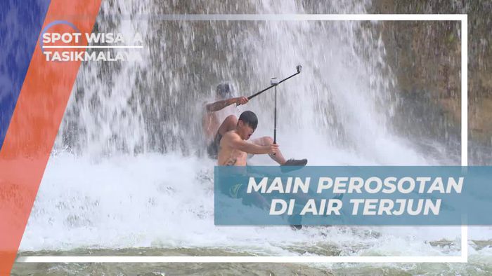 Seru-seruan Main Perosotan di Air Terjun Deng-deng Tasikmalaya