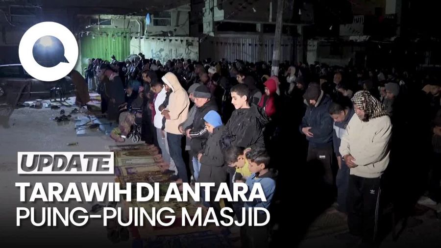 Pilu Warga Palestina Tarawih di Antara Puing Masjid yang Dibombardir Israel