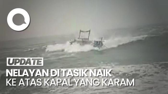 Momen Dramatis! Kala Nelayan Naik ke Atas Kapal yang Karam Dihantam Ombak