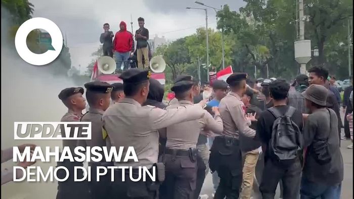 Massa Gelar Demo di Depan Mahkamah Agung Tuntut Hakim Tak Diintervensi