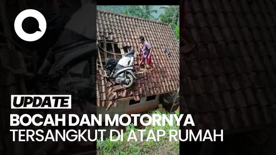 Penampakan 2 Bocah di Tasikmalaya Nyangkut Bareng Motornya di Atap Rumah Warga