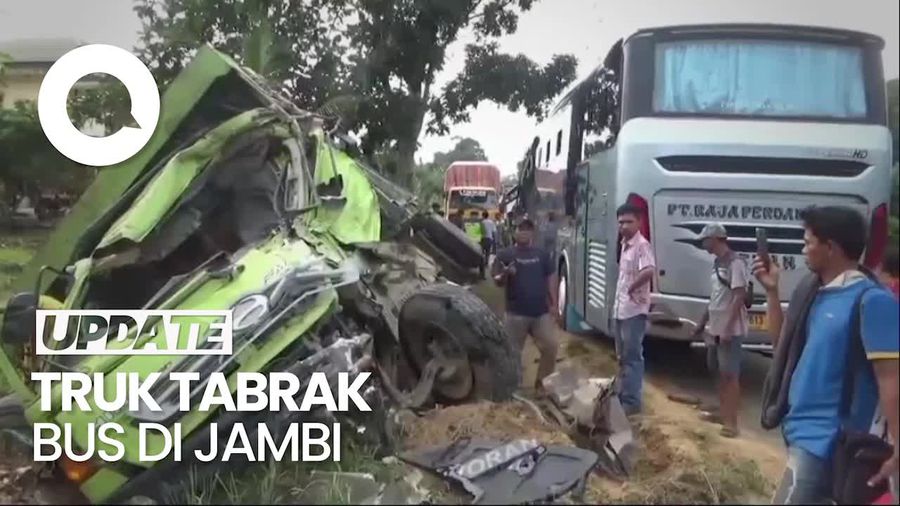 Detik-detik Truk Fuso Gagal Nyalip Lalu Tabrak Bus di Jambi