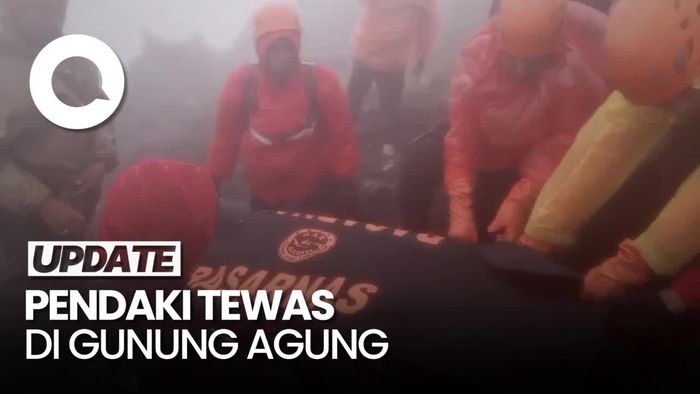 Momen Evakuasi Pendaki yang Ditemukan Tewas di Gunung Agung Bali
