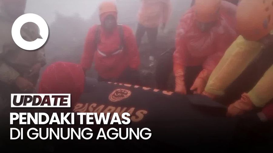 Momen Evakuasi Pendaki yang Ditemukan Tewas di Gunung Agung Bali