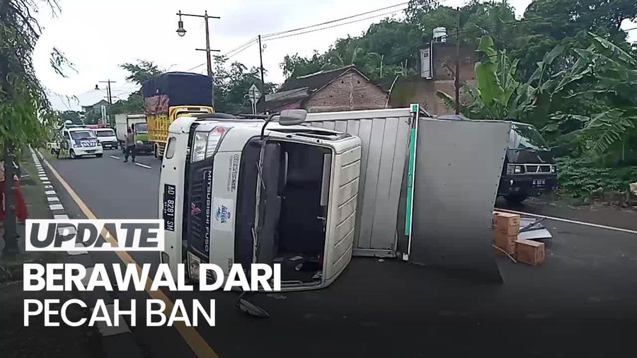 Truk Box Pengangkut Air Mineral Terguling di Jalan Yogya-Solo