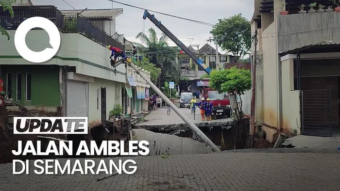 Penampakan Jalan Ambles Sedalam 12 Meter di Perumahan Semarang
