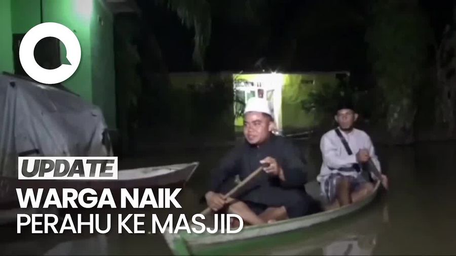 Banjir Landa Muaro Jambi, Warga Naik Perahu untuk Tarawih di Masjid