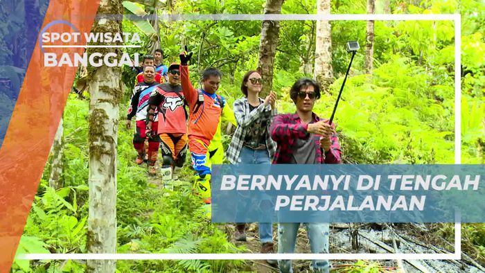 Bernyanyi Alunan Merdu Lagu Khas Banggai Dalam Perjalanan Menuju Air Terjun Lalengan