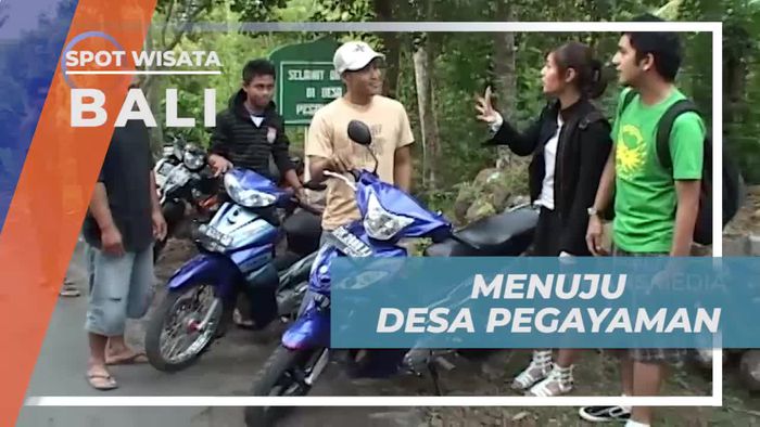 Naik Sepeda Motor Menuju Desa Pegayaman Bali