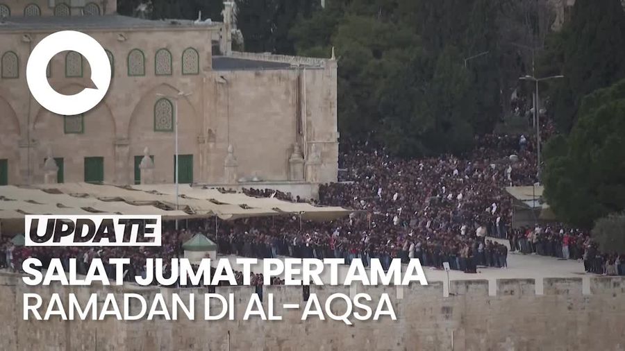 Momen Umat Islam Salat Jumat Perdana Ramadan di Al-Aqsa