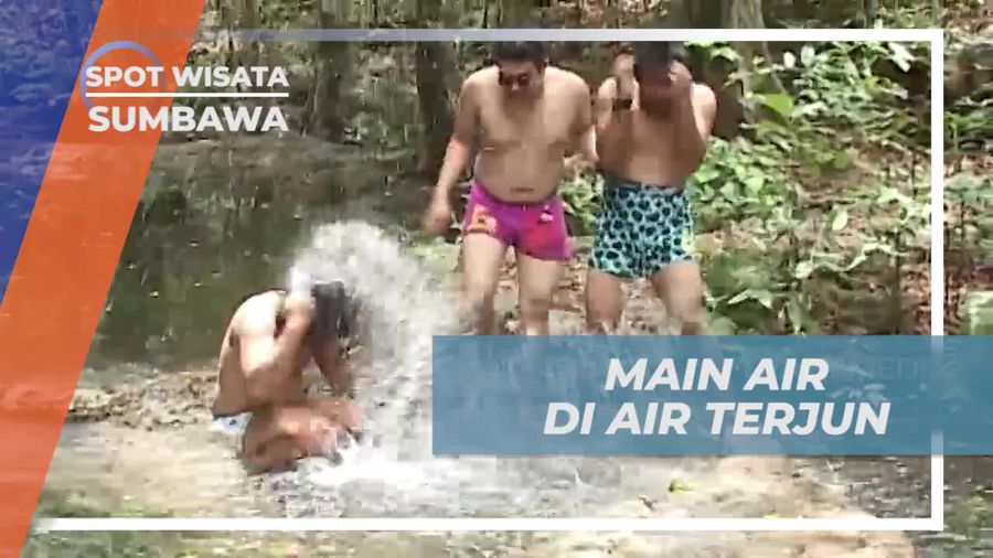Seru-seruan Bermain di Air Terjun Pulau Moyo Sumbawa