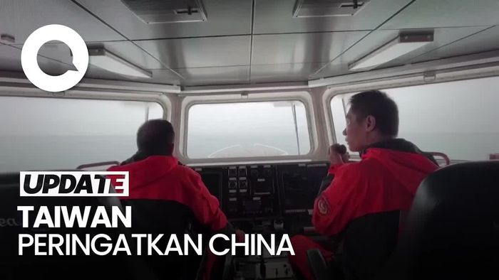 Momen Kapal Penjaga Pantai Taiwan Peringatkan Kapal Militer China