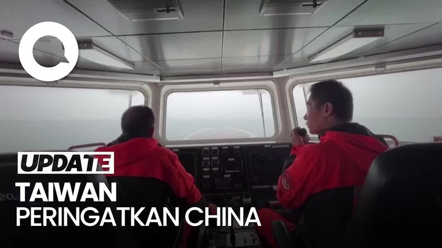 Momen Kapal Penjaga Pantai Taiwan Peringatkan Kapal Militer China