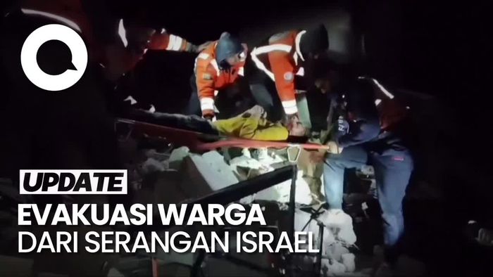 Evakuasi Warga Palestina dari Reruntuhan Akibat Serangan Israel