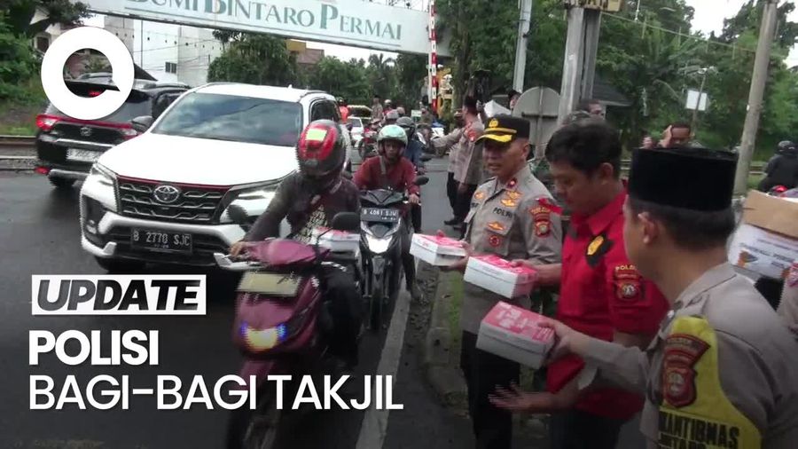 Bukan Razia, Polisi Ini Ternyata Bagi-bagi Takjil di Pinggir Jalan