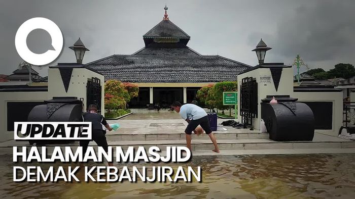 Halaman Masjid Agung Demak Terendam Banjir Sejak Semalam