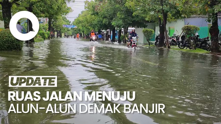 Jalan Menuju Alun-alun Demak Banjir, Pengendara Pilih Tuntun Motor