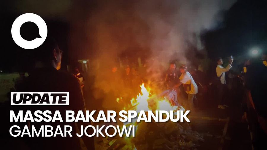 Massa Demo di Depan KPU Bakar Spanduk Gambar Jokowi