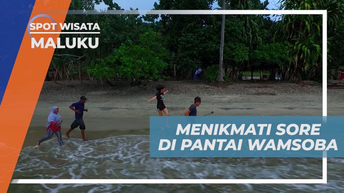 Berbagi Menikmati Suasana Sore di Tepi Pantai Wamsoba, Maluku