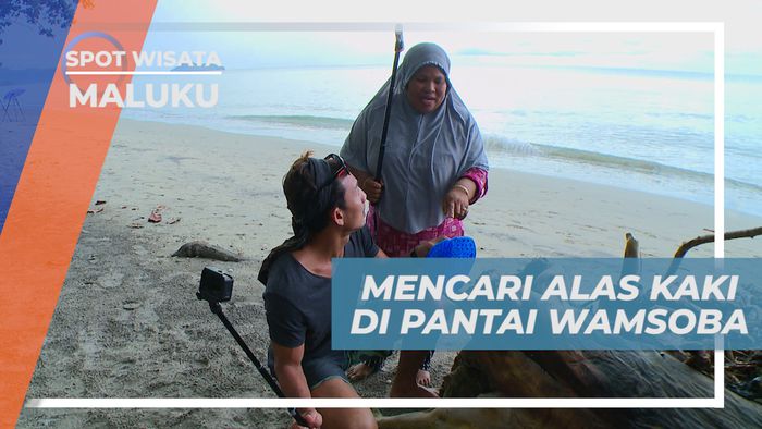 Adu Cepat Mencari Beragam Alas Kaki di Pantai Wamsoba, Maluku