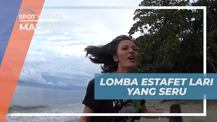 Serunya Lomba Lari Estafet di Tepi Pantai Wamsoba, Maluku