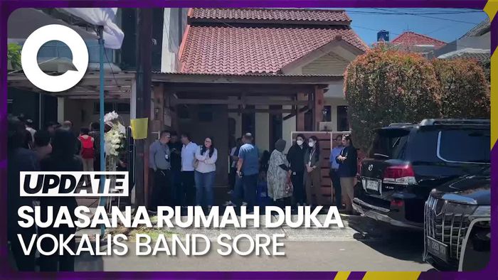 Suasana Rumah Duka Ade Paloh, Vokalis Band Sore yang Tutup Usia