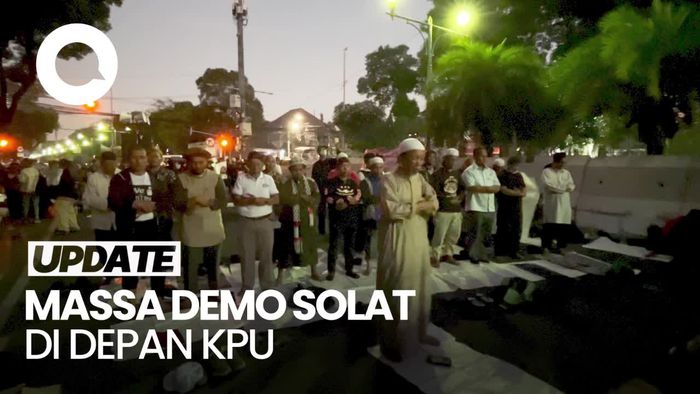 Massa Demo Buka Puasa-Solat Berjamaah di Depan KPU