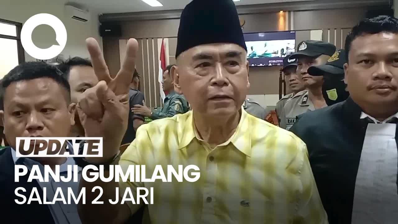 Pose 2 Jari Panji Gumilang Seusai Divonis 1 Tahun Penjara