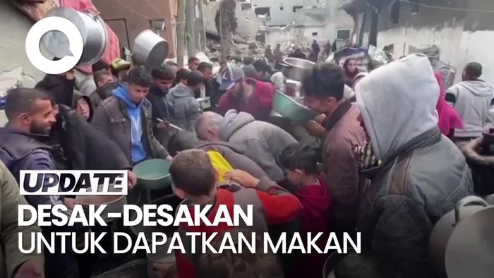 Momen Warga Gaza Berkerumun untuk Dapatkan Makanan Buka Puasa