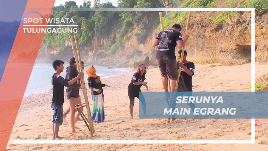 Uji Keseimbangan Bermain Egrang di Pantai Pacar Tulungagung 