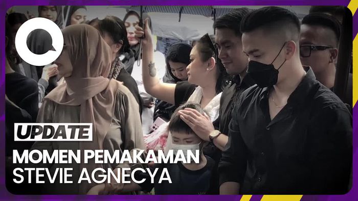 Air Mata Sang Putra Iringi Pemakaman Stevie Agnecya