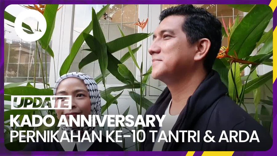 Kado Satu Dekade Pernikahan Tantri Kotak dan Arda Naff