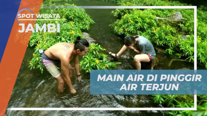 Bermain di Tepi Air Terjun, Merasakan Sensasi Dingin Segar, Jambi