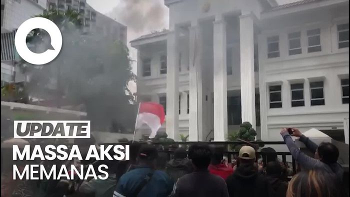 Demo di PTTUN Jakarta Memanas, Massa Bakar Keranda-Dorong Gerbang