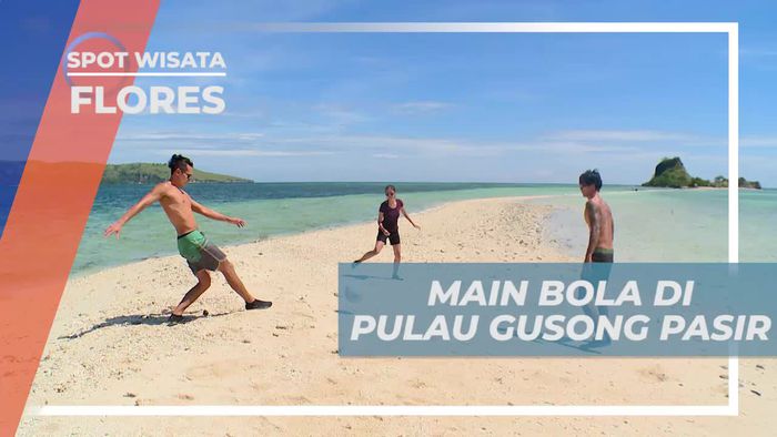 Adu Ketangkasan Bermain Bola di Pulau Gusong Lasir Flores