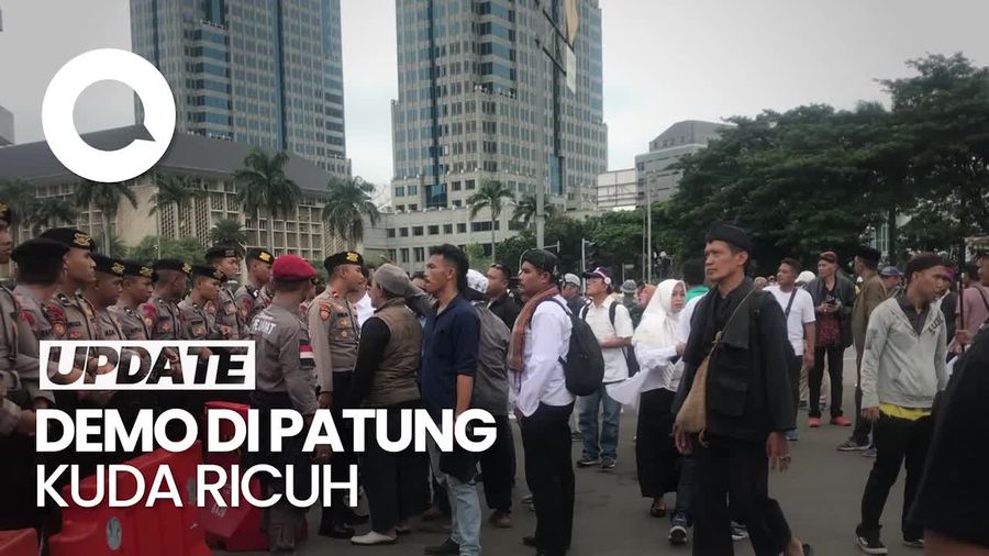 Massa Pro dan Kontra di Patung Kuda Saling Lempar Botol-Batu