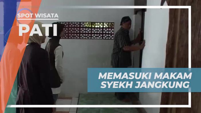 Mengganti Baju, Tradisi Untuk Penjaga Saat Memasuki Ruangan Makam Syekh Jangkung, Pati