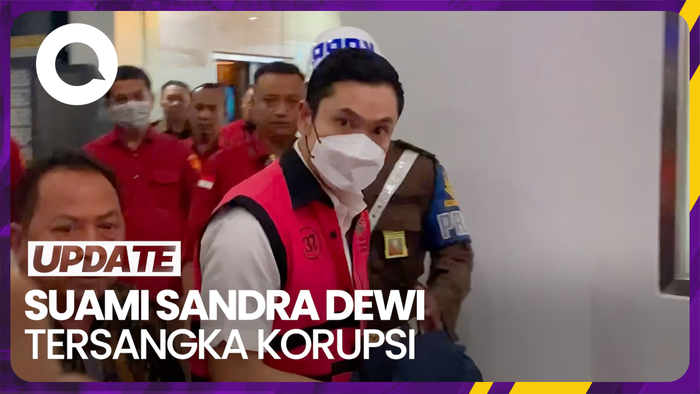 Momen Suami Sandra Dewi Digiring Masuk Mobil Tahanan Kejagung