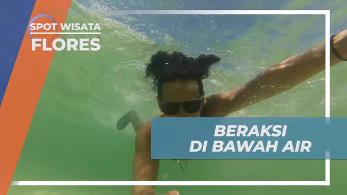 Beraksi Penuh Gaya Saat Berenang di Pulau Gusong Pasir Flores