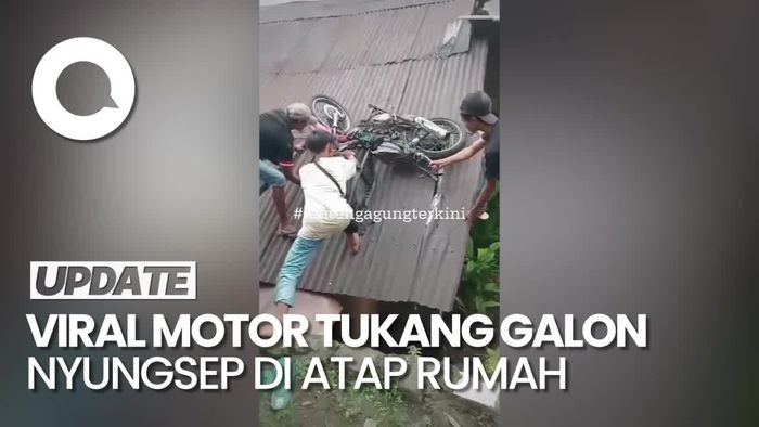 Akibat Rem Blong, Motor Tukang Galon Nyungsep di Atap Rumah Warga Jaksel