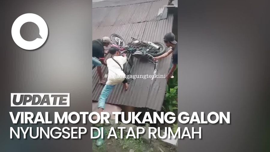 Akibat Rem Blong, Motor Tukang Galon Nyungsep di Atap Rumah Warga Jaksel